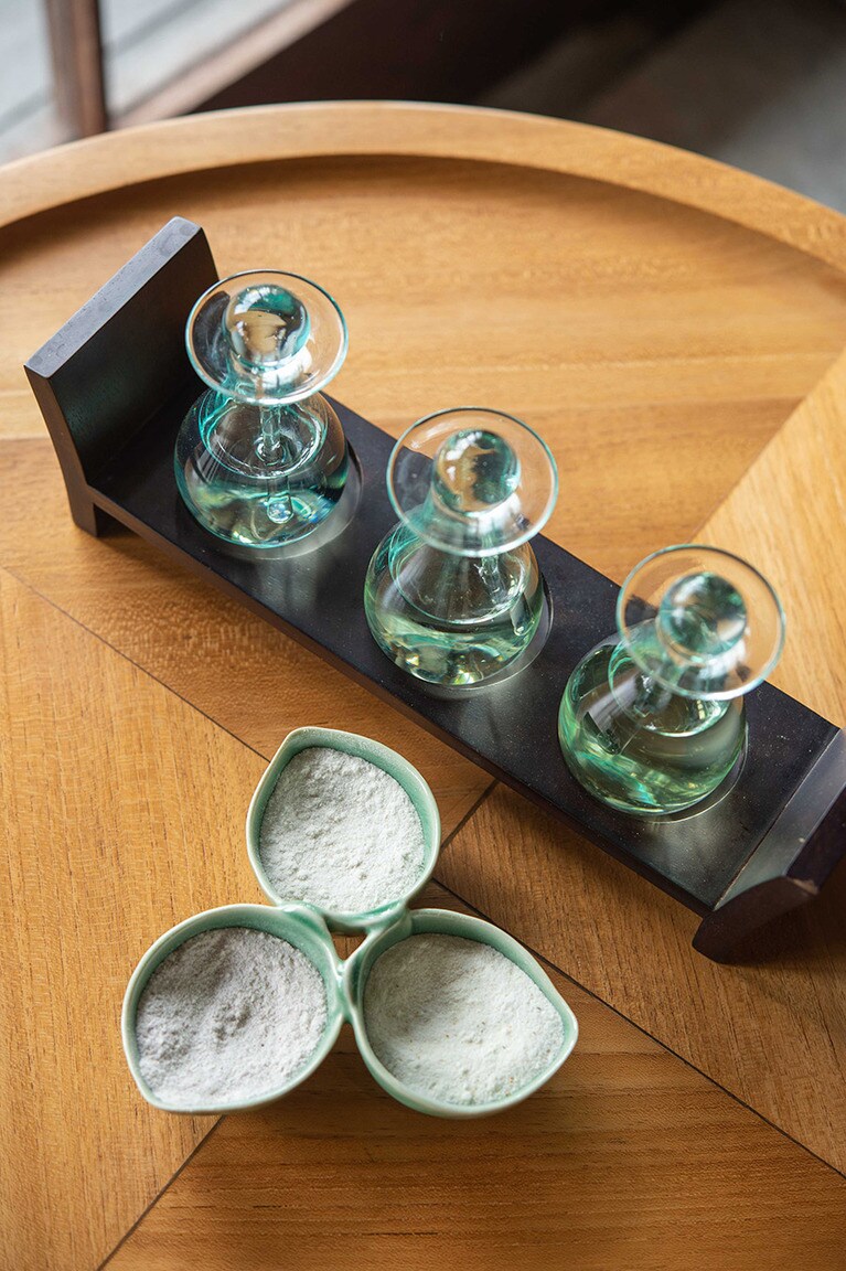 生薬成分を配合したナチュラルなスクラブやオイル。