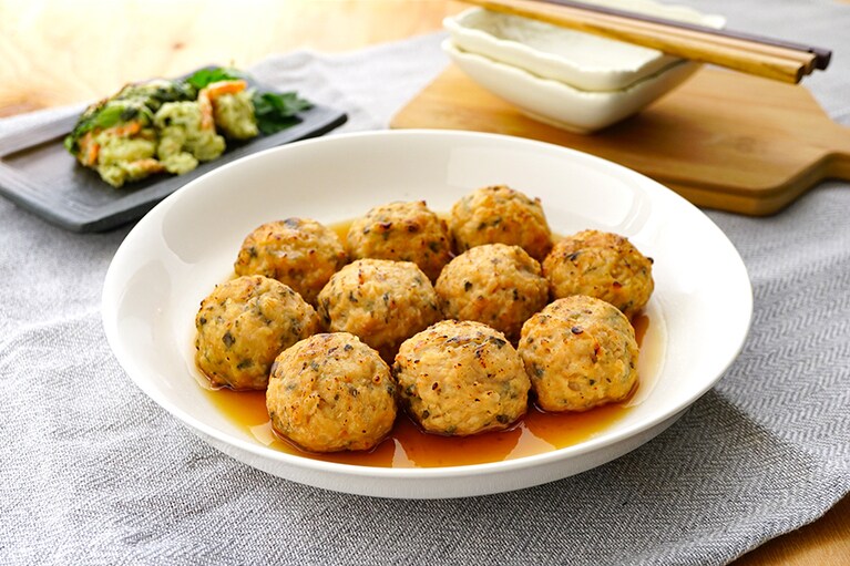 「成城石井自家製 日南鶏と九州産大葉の軟骨入り焼きつくね」10個入 税込1,070円。