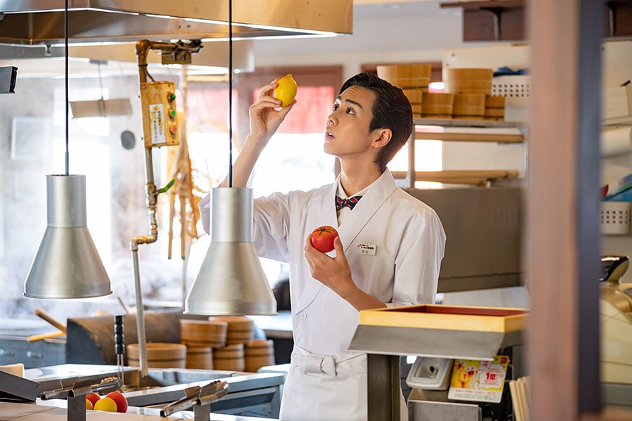ホテルのような接客で周囲を戸惑わせる店長・赤松(吉野)　©「トーキョー製麺所」製作委員会・MBS