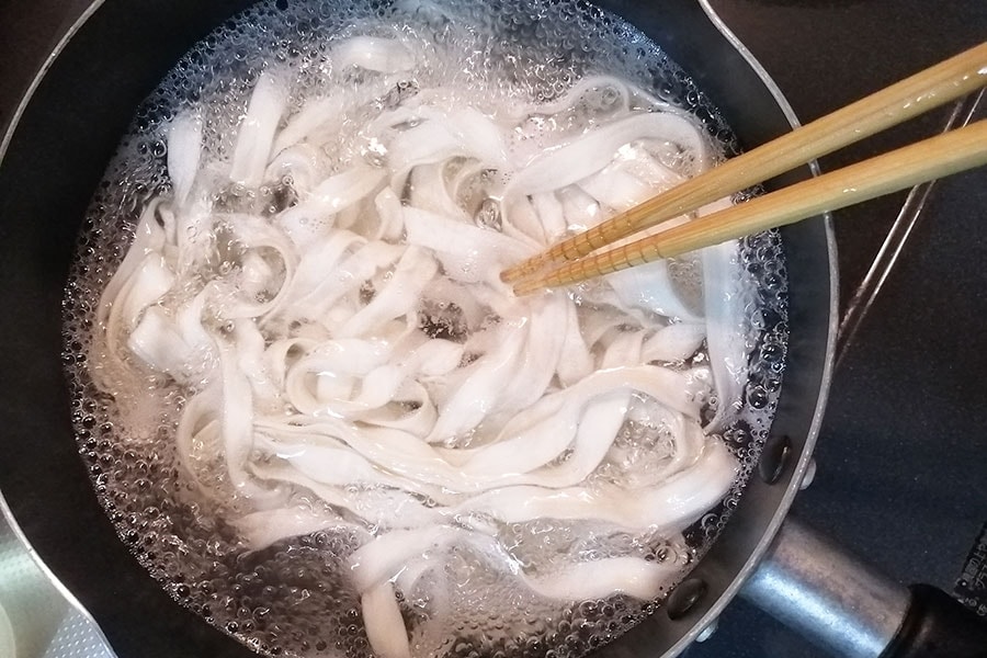 日本のインスタントラーメンより麺が固いので、茹でながら箸でしっかりほぐしていったほうがよいです。