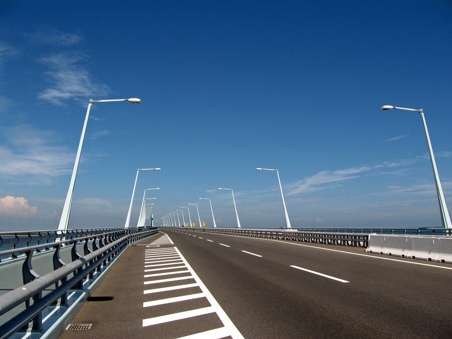 海の上に浮かぶ北九州空港と九州本土をつなぐ「新北九州空港連絡橋」。天気が良いと絶景が見渡せる。