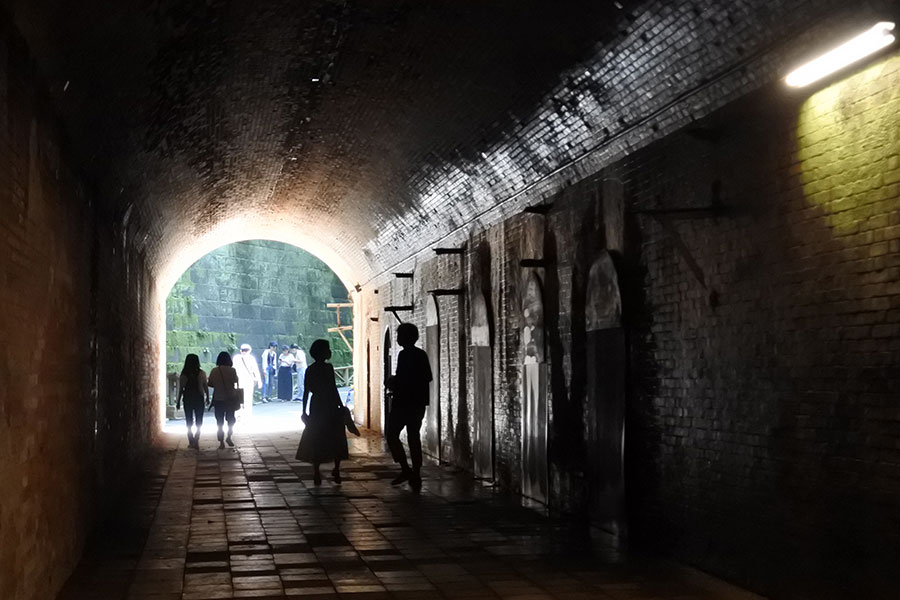 日本最古のレンガのトンネル。12の部屋があり、2階へ上がる階段も。