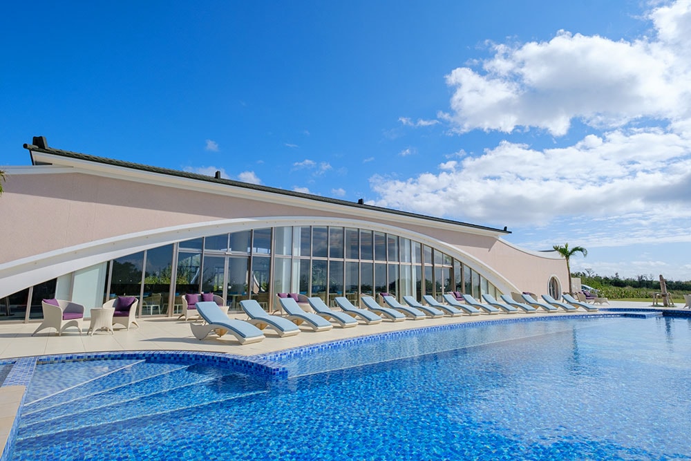 【シーウッドホテル】宮古ブルーの海と青く澄んだ空に包まれて。プールの営業は例年4月～11月。