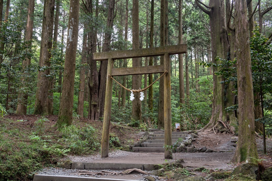 旧参道を少し進むと急に空気が変わり、古の「山神社」が現れる。