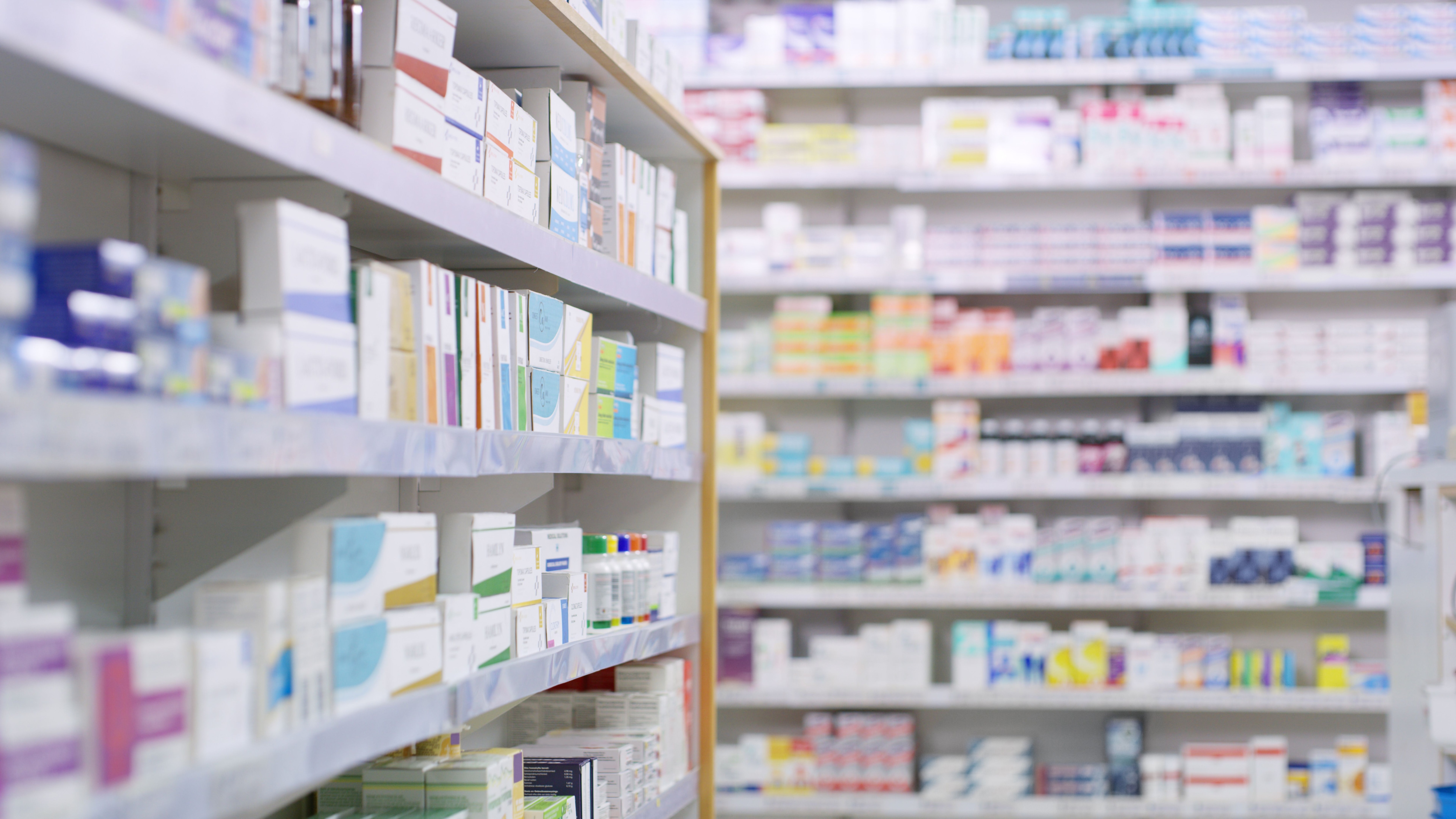 薬局には多くの市販薬が並ぶ（写真はイメージ）　©iStock.com