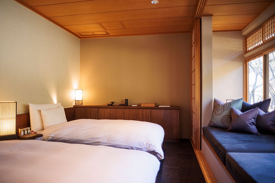 日本建築が持つ独特の陰影に京唐紙の壁紙が色を添える寝室。