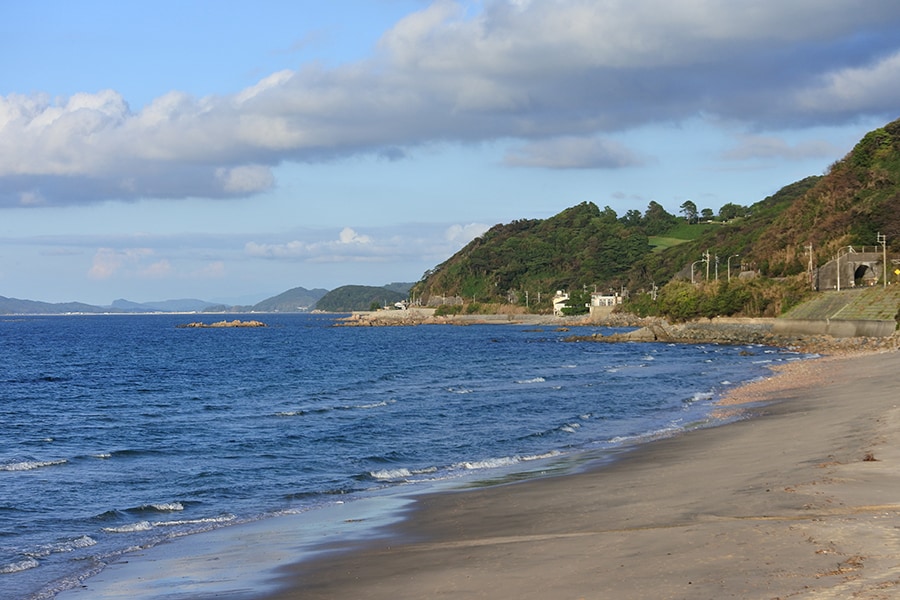 沖に姫島を望む姉子の浜。こちらは鳴き砂。