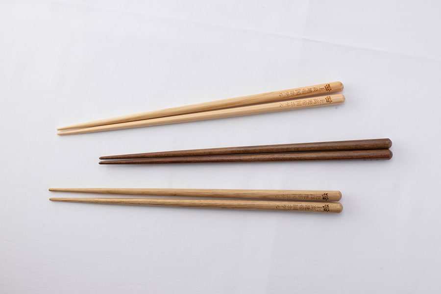 間伐材を使ったお箸はギフトショップで購入できる。
