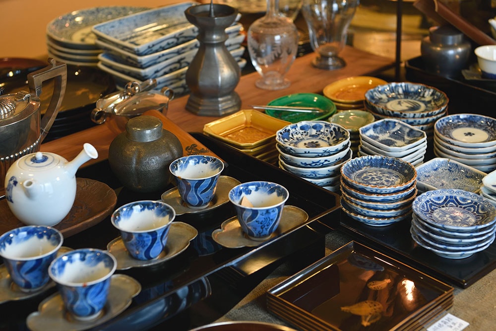 京都御苑のすぐ南側。店主選りすぐりの上質な漆、陶、ガラスの骨董が整然と並ぶ、気持ちのいい店内。