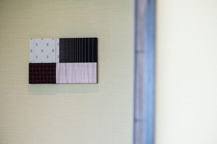 世界三大織物に数えられる大島紬(鹿児島県奄美群島の織物)の壁飾り。客室のほか、パブリックスペースでも異なる色柄が飾られている。