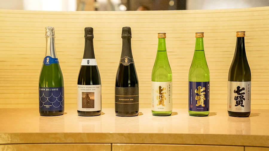 コラボレーションディナーでペアリングされた七賢の日本酒。