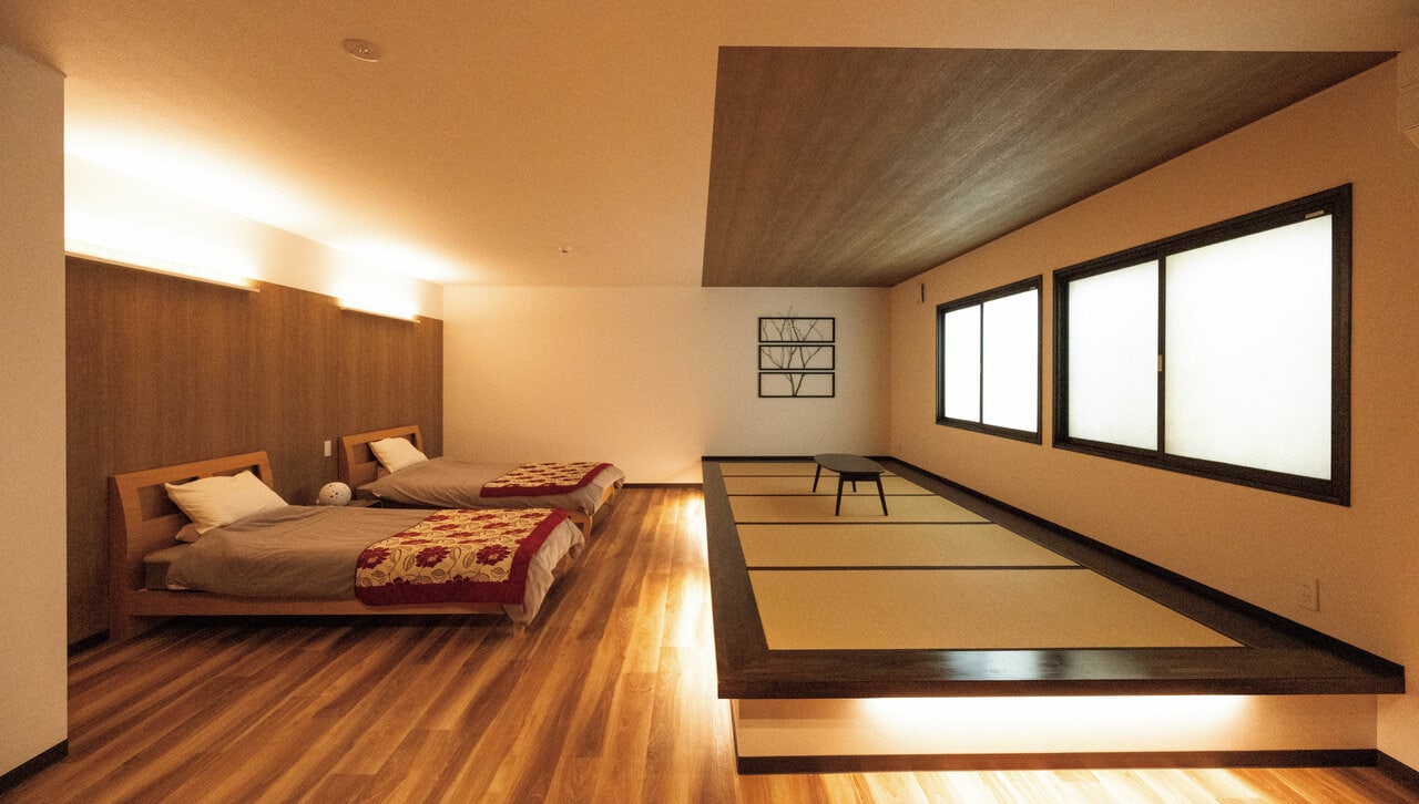 広々とした和モダンな部屋は、5名まで宿泊可能。チェックインは15:00～17:30、チェックアウトは9:30。