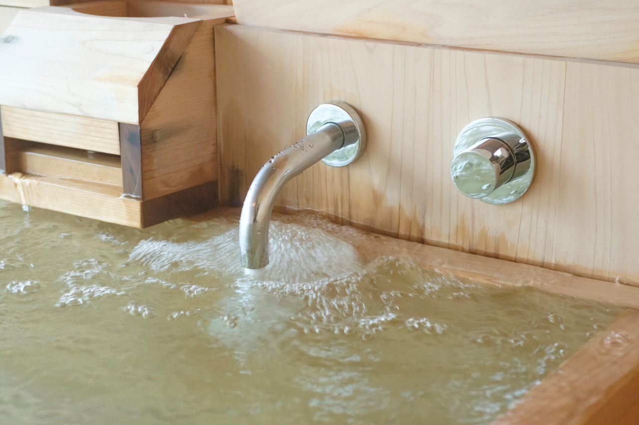 お風呂は猿ヶ京温泉の源泉掛け流し。湯の温度は60度もあり、水で薄めて適温にしてから入浴する。