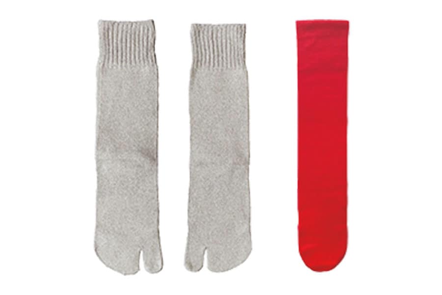 左：ラメ タビソックス（シルバー）2,750円 右：シルク×コットンウールWソックス（レッド）4,125円／w＆fw