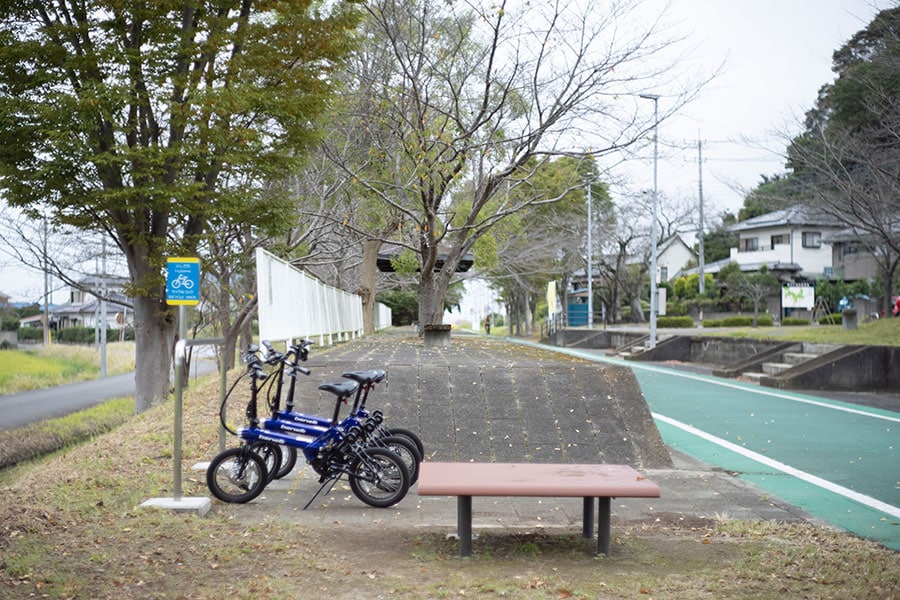 筑波鉄道の線路跡を利用したコース。元駅舎を利用した休憩所が点在する。