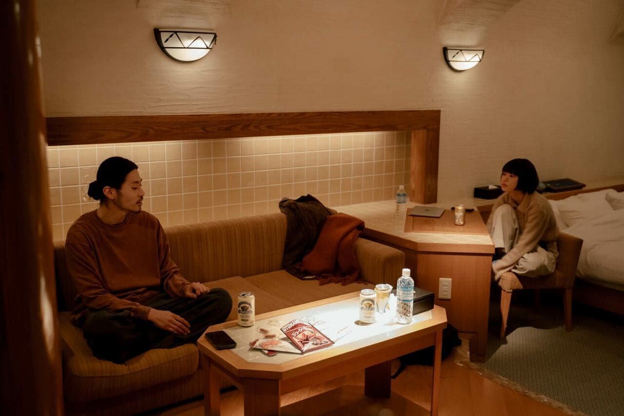 恋人がいながら小説家の先輩・山田（内堀太郎）とホテルに行く文菜（杉咲花）（『冬のなんかさ、春のなんかね』公式Xより）