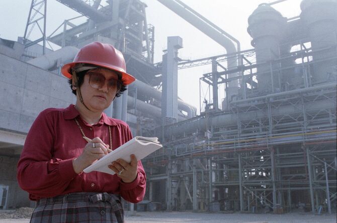 中国の宝山製鉄所を取材中の先生(1984年11月)。写真:中井勝