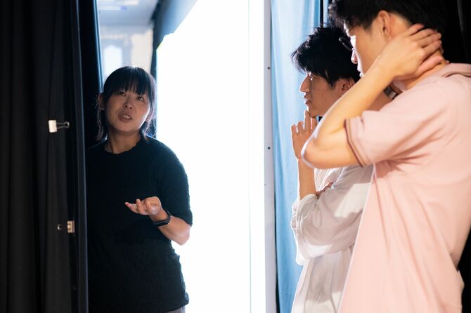 K-PROの所属芸人にアドバイスをする児島さん ©文藝春秋