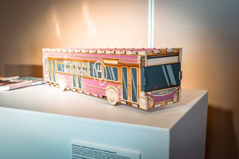 ダンケルクが導入した無料公共バスの模型も展示されました。