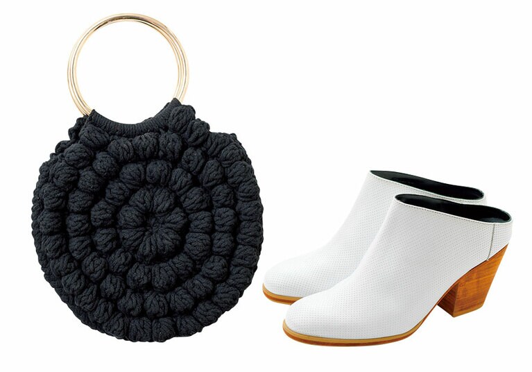 左から：トートバッグ 375ドル、ショートブーツ 391ドル。