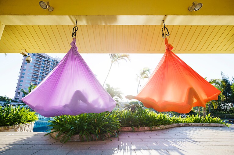 リゾートでは、NY生まれのハンモックヨガなど、さまざまなアクティビティも用意しています。