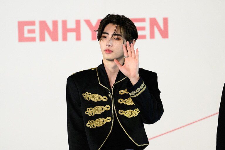 大きな手を振るSUNGHOON