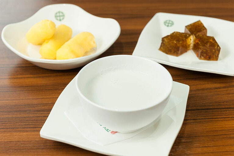 手前から時計回りに、「本日のココナッツミルク タピオカ入り」480円、「ミルクフライ」480円、「キンモクセイとクコの実ゼリー」380円。