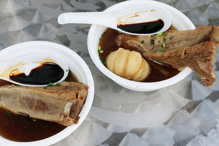 「バクテー」500円。お肉もおいしいけど、じつは滋味深いスープが、バクテーの主役。このスープが沁みたにんにく(100円)も絶品。