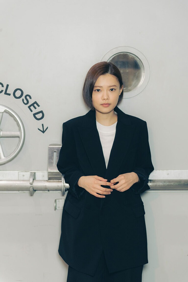 記憶障害の脳外科医、川内ミヤビを演じる杉咲花さん。