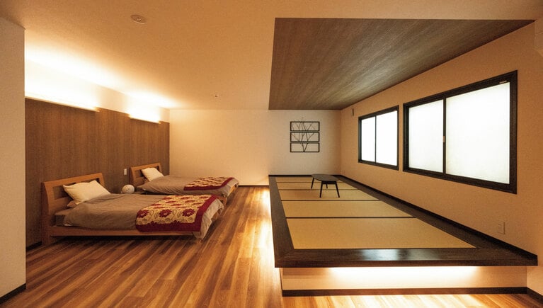 広々とした和モダンな部屋は、5名まで宿泊可能。チェックインは15:00～17:30、チェックアウトは9:30。