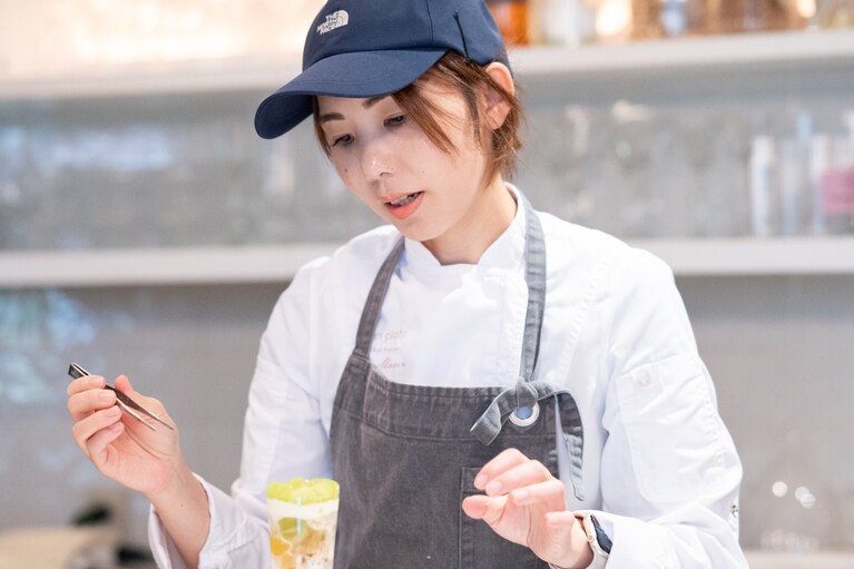 愛情深くパフェを作る森井シェフ。