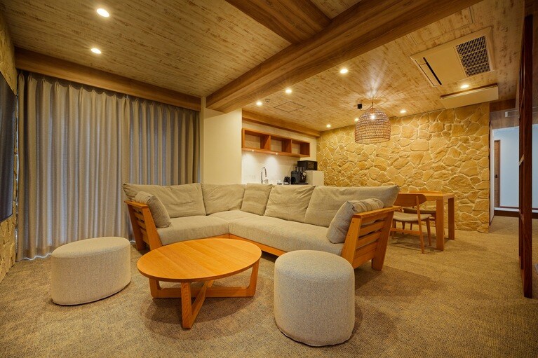 客室は全室スイート仕様で50～140平米の広さがある、写真は客室（リビングルーム）の一例。