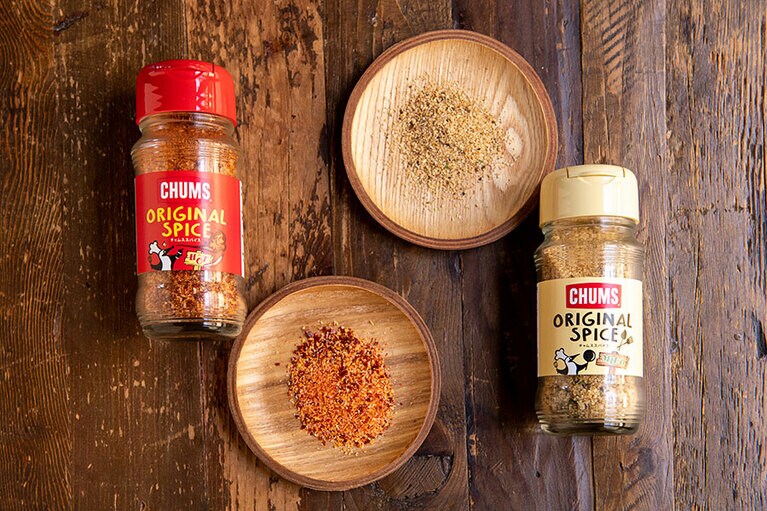 「CHUMS Original Spice」左がHot、右がMild(チャムス表参道店／CHUMS) 各70g 927円。