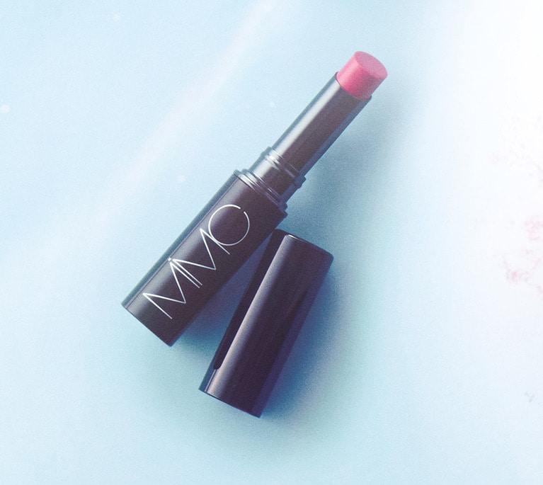 リップクリームのようななめらかな塗り心地とトレンドカラーのピンクで一気に春顔に。ミネラルカラーリップ ピンクロータス SPF20・PA++ 3,500円／MiMC