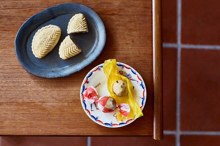 左：シェチェルブラ 400円。右：ベサン ラドゥ 2個 450円(各税込)。