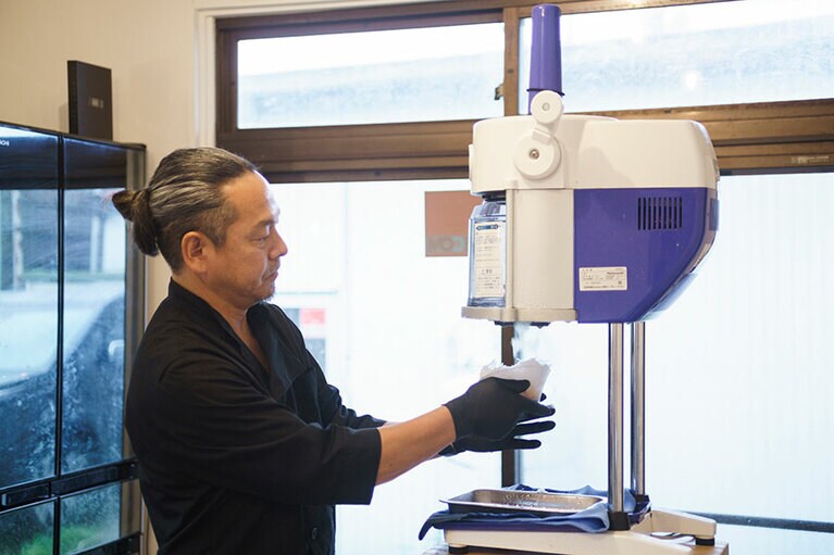 氷を削る石岡さん。