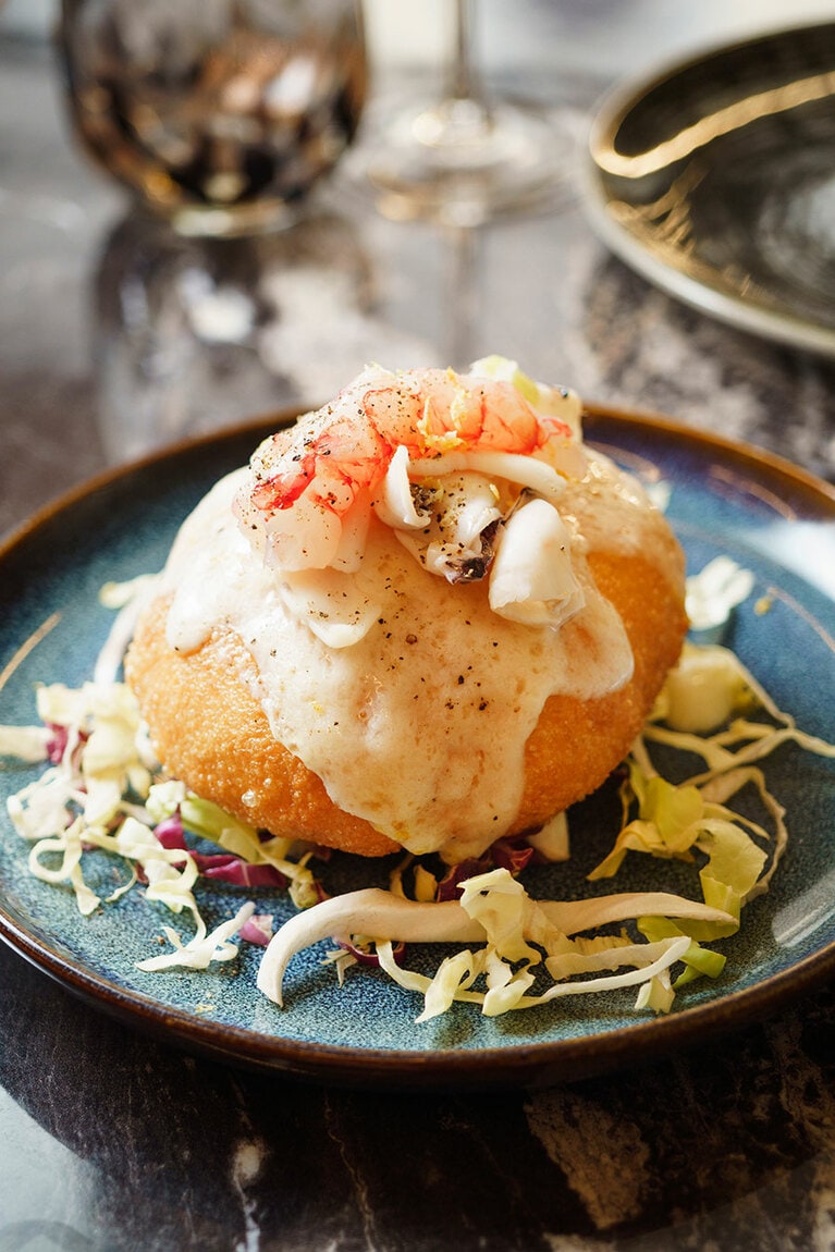 揚げたピザにエビと千切りのイカをのせた“海のカチョ・エ・ペペ” 8ユーロ。