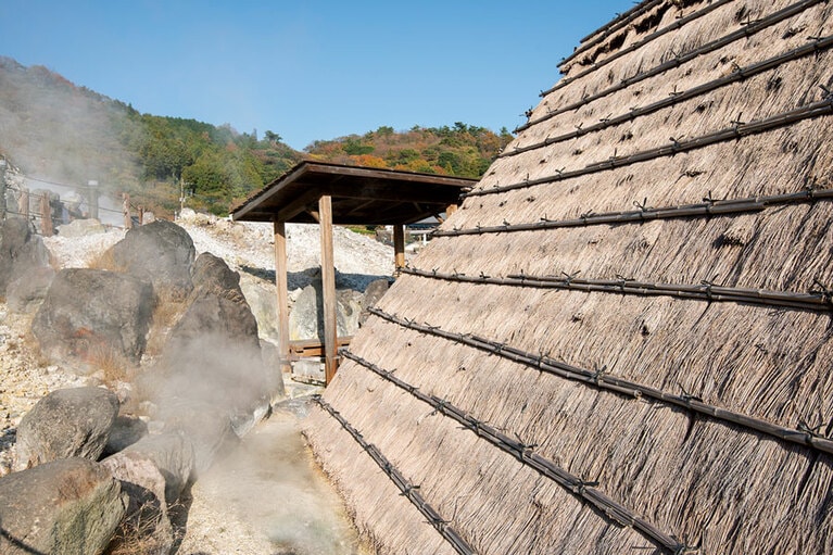 【別府明礬温泉 岡本屋旅館】湯煙が立ち上る湯の花小屋も明礬温泉らしい風景。Photo:Hiroshi Mizusaki