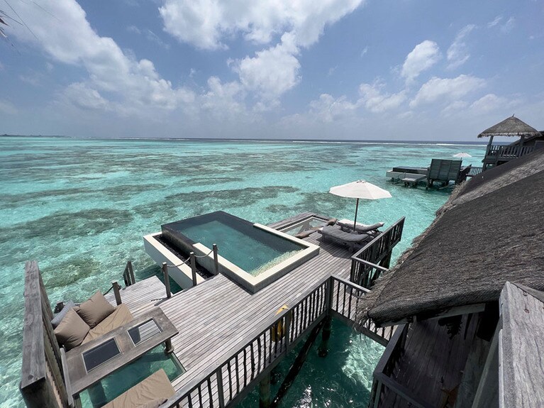 2階のテラスからの眺めは抜群だ！　プール付きヴィラスイートはベランダも広い。