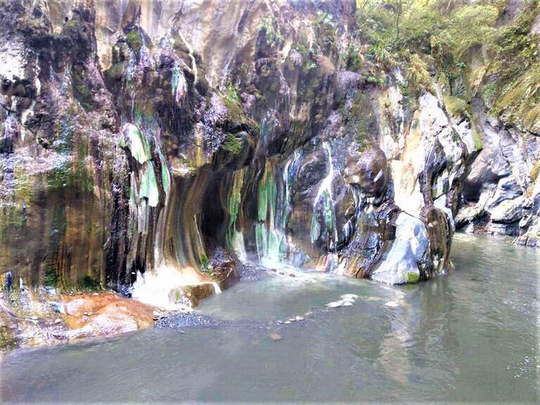 最後に越える川から眺めた温泉の全景。川の水量によって温泉に入れるかどうかが決まるので、前日までの天気が重要です。