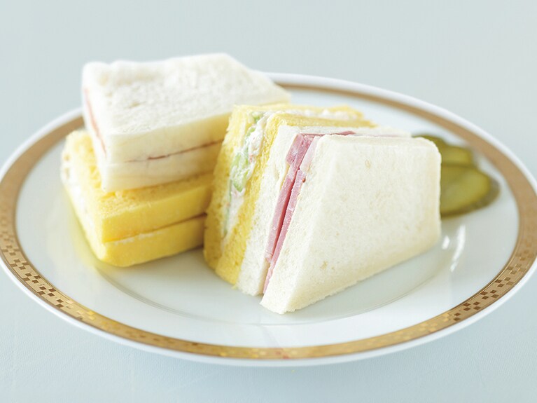 “耳までやわらかいパン”を開発して、食品ロスの削減を実現。そのパンを使った「W・E Breadサンドイッチ」2,268円。