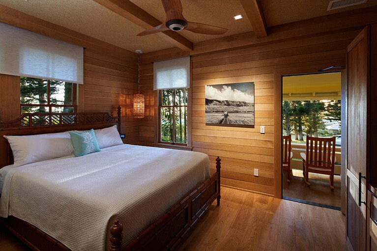 木の温かみを感じる“ラナイルーム” 1泊朝食付き 389ドル～。