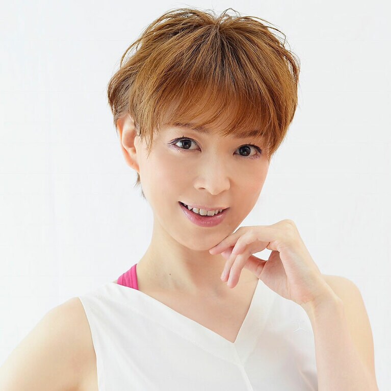 夢の世界にいざなってくれる元タカラジェンヌの初嶺麿代（はつね・まよ）先生。