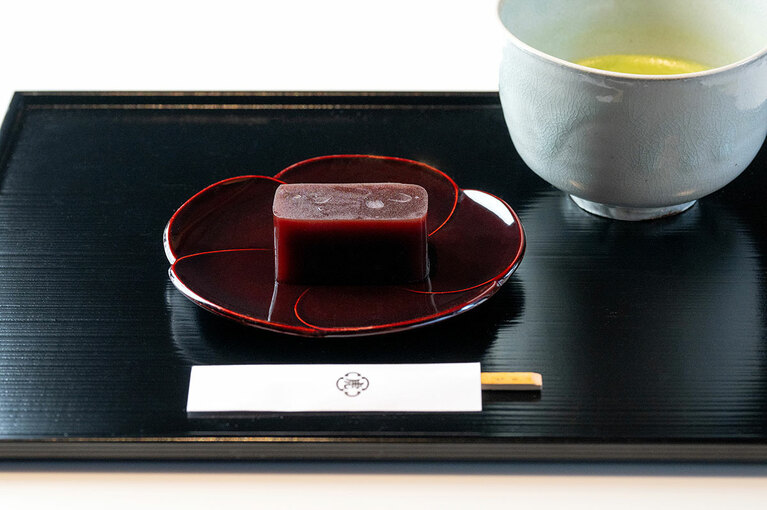 「羊羹　小倉羊羹『夜の梅』」飲み物付き1,760円。