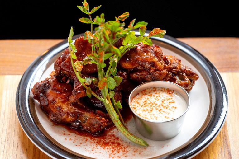 大ぶりの手羽先がたっぷり入っているのでシェアして食べるのも◎。