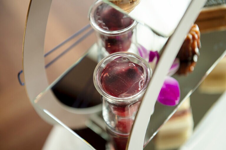 ベリー系果実のさっぱりとした味わいのグラスデザート。