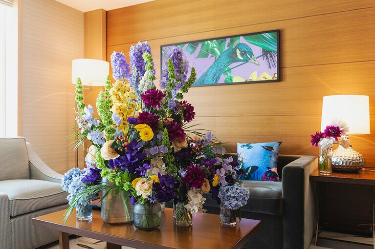 形、サイズの違うフラワーベースを組み合わせたアンレンジメント。