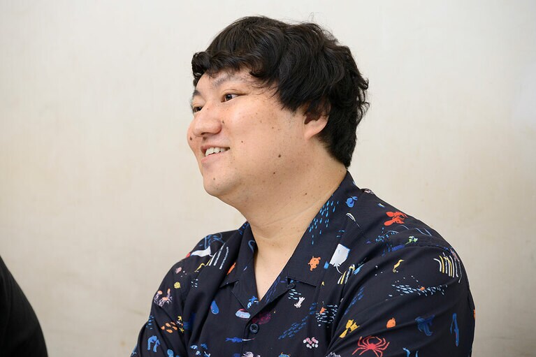 インタビューに答えてくれた、ロングコートダディの兎さん。