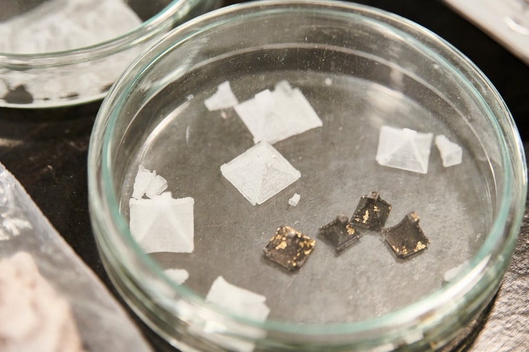 店のロゴにも使われているピラミッド形の塩。