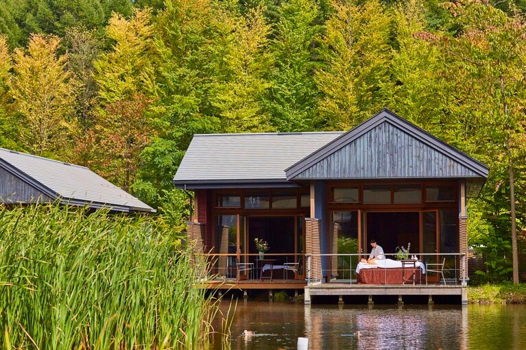 水辺にあるスパ棟。